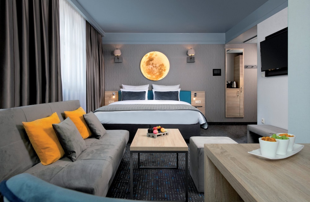 Deluxe Room thumbnail 6