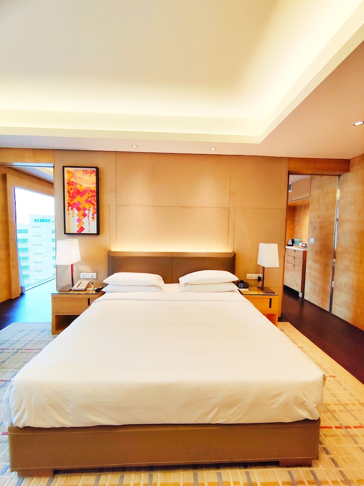Regency Executive Suite with Lounge Access & One way Airport Transfer