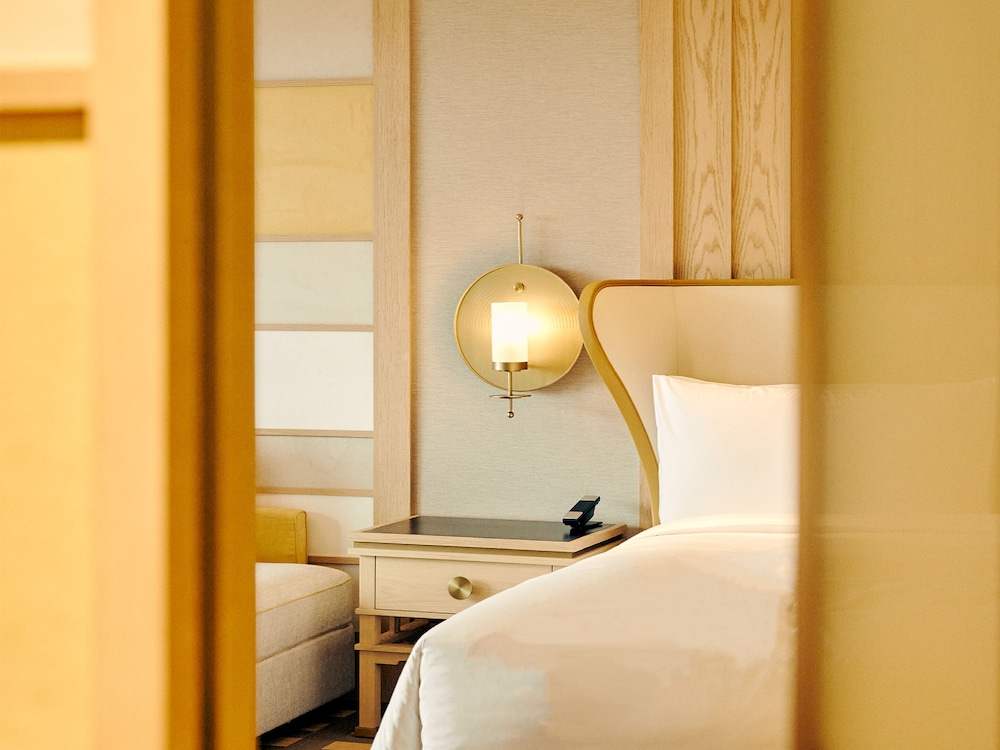 Deluxe Room, 1 King Bed, Garden View (Balcony) - Photo 9