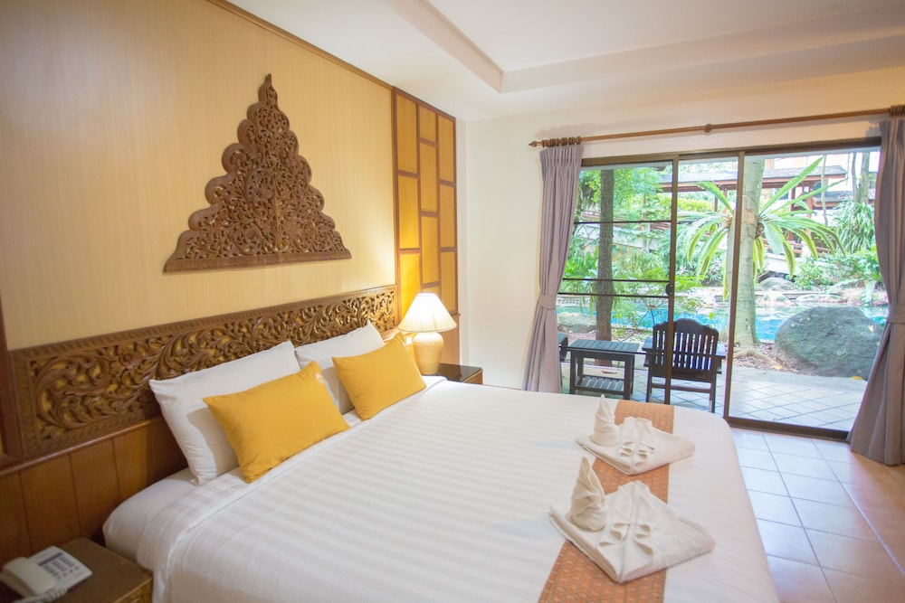 Deluxe Room, 1 King Bed, Bathtub photo 3