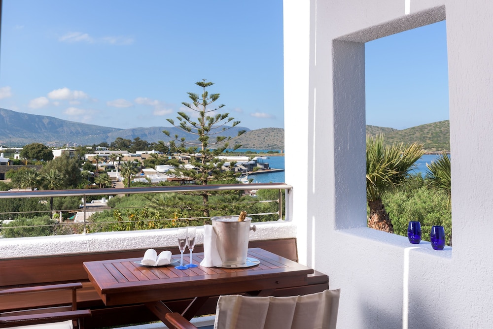 Luxury Hotel or Bungalow Suites Sea View (One Bedroom & Sitting Room Open Plan) - Photo 4