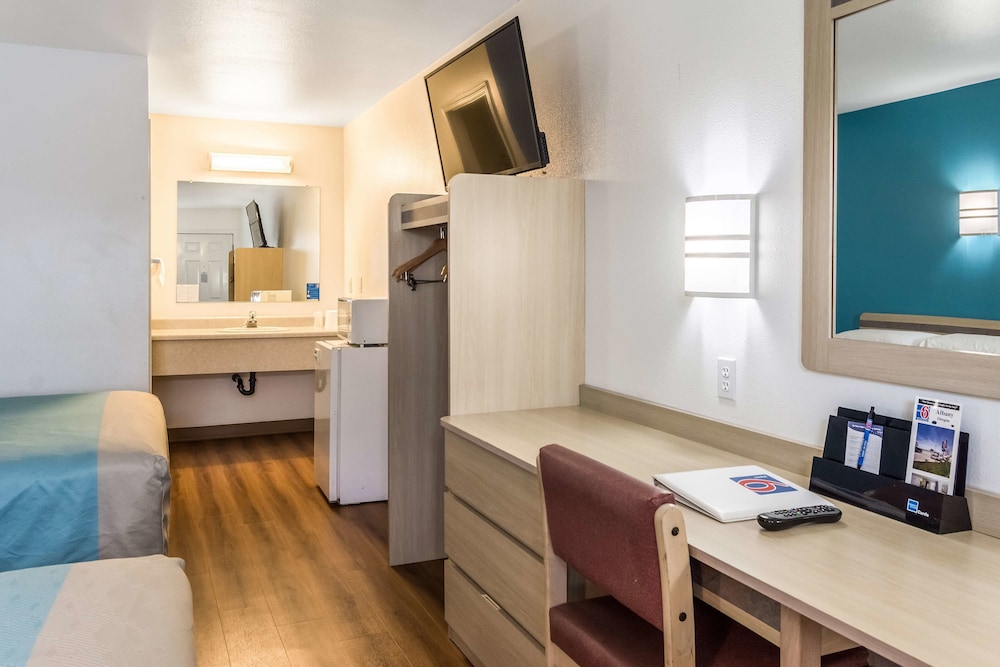 Standard Room, 2 Queen Beds, Non Smoking - Photo 13