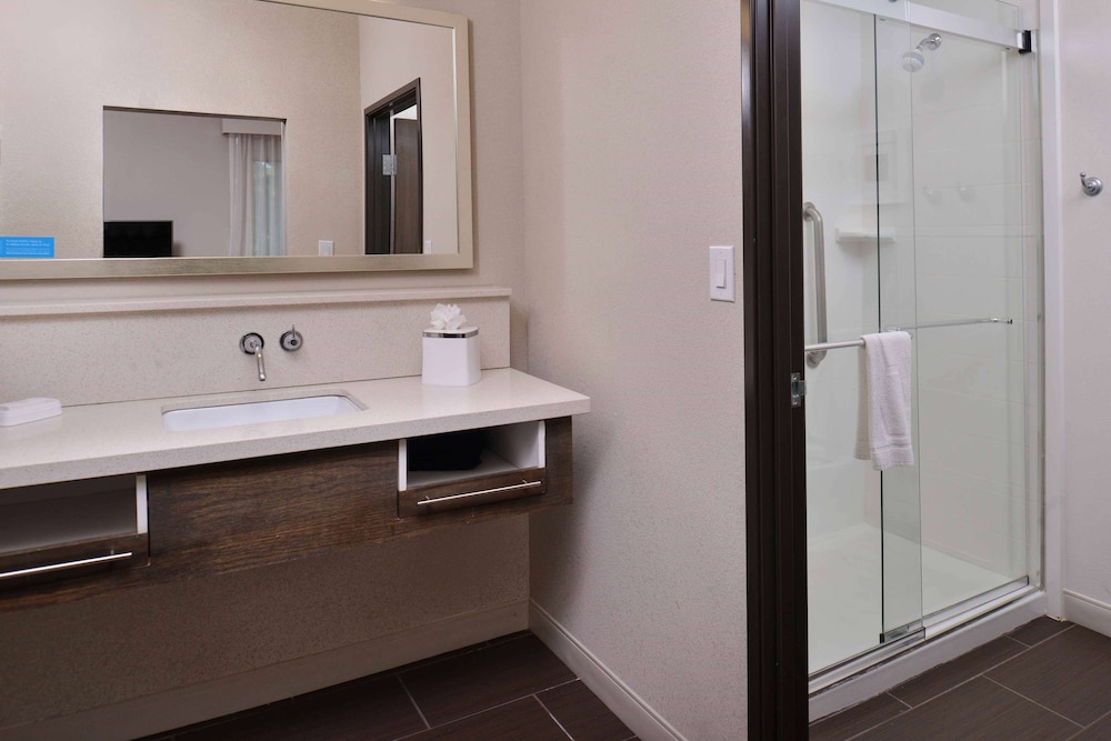 Room, 1 King Bed, Accessible, Bathtub photo 2