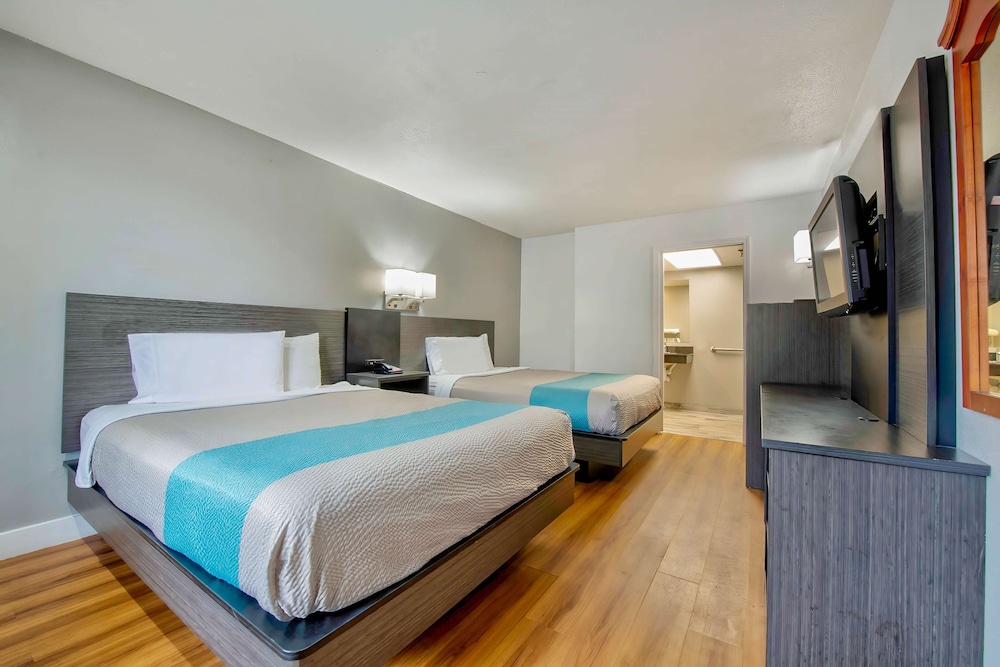 Deluxe Room, 2 Queen Beds, Smoking, Refrigerator & Microwave photo 1