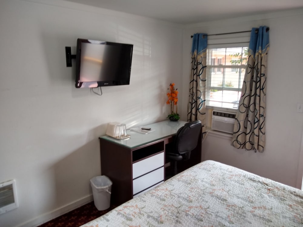 Room, 1 King Bed, Non Smoking - Photo 2