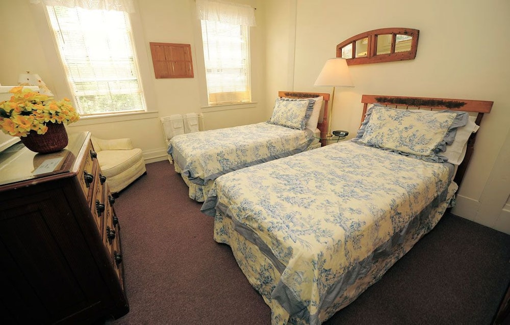 Room, 2 Twin Beds, Shared Bathroom photo 2