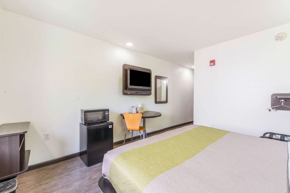Standard Room, 1 Queen Bed, Non Smoking - Photo 9