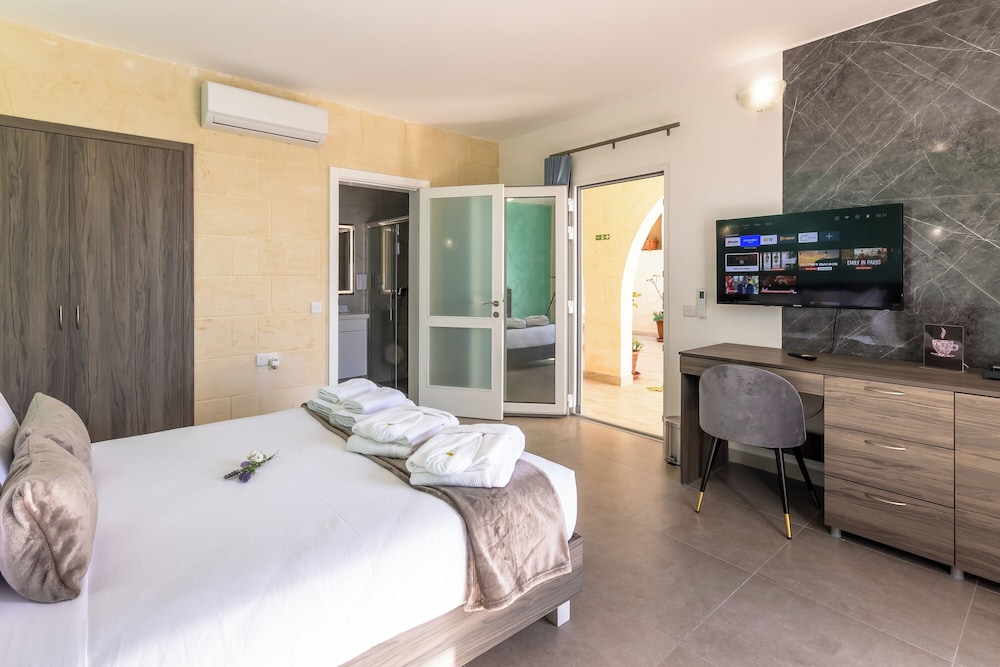 Family Studio, Sea View (Ta'Battista B&B with pool Wied)