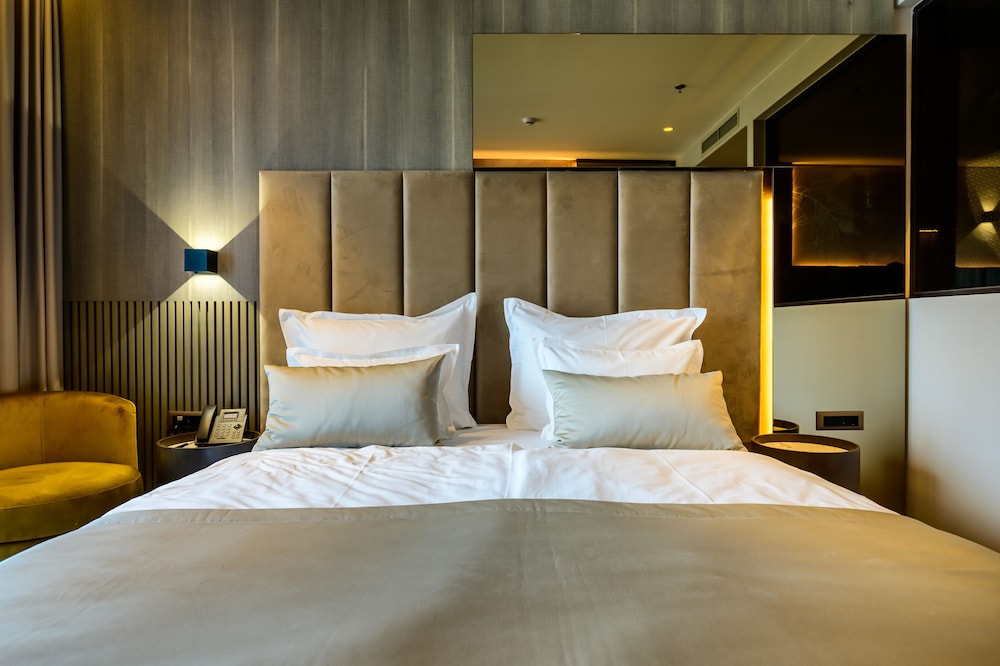 Comfort Room, 1 King Bed, Partial Sea View