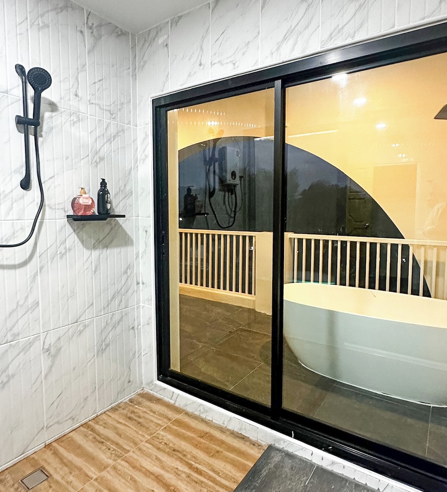 Deluxe Room with Bathtub and Terrace - Photo 5