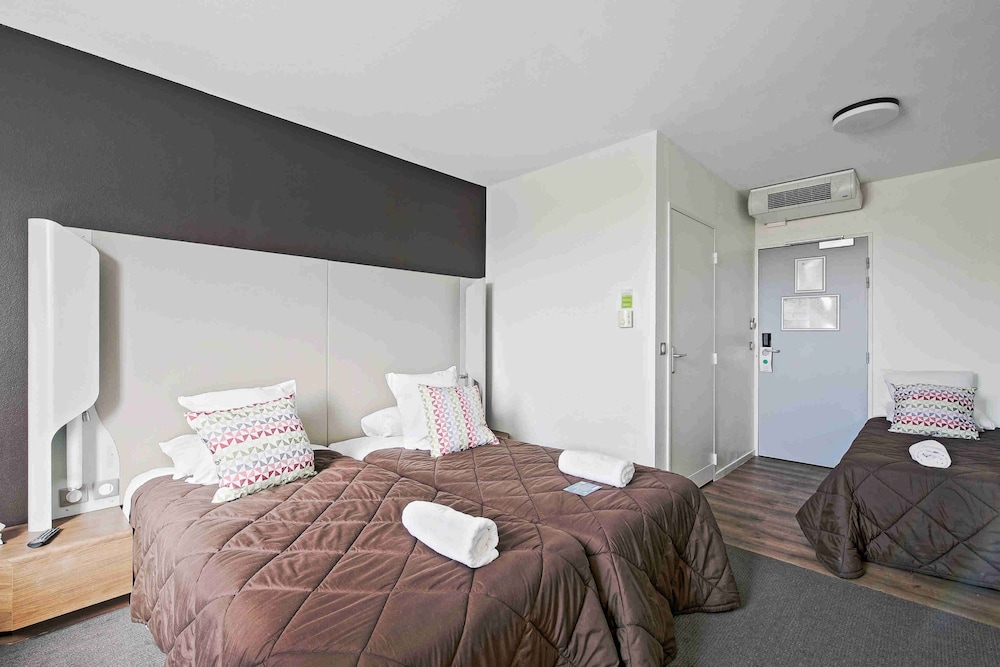 Standard Room, Multiple Beds - Photo 4
