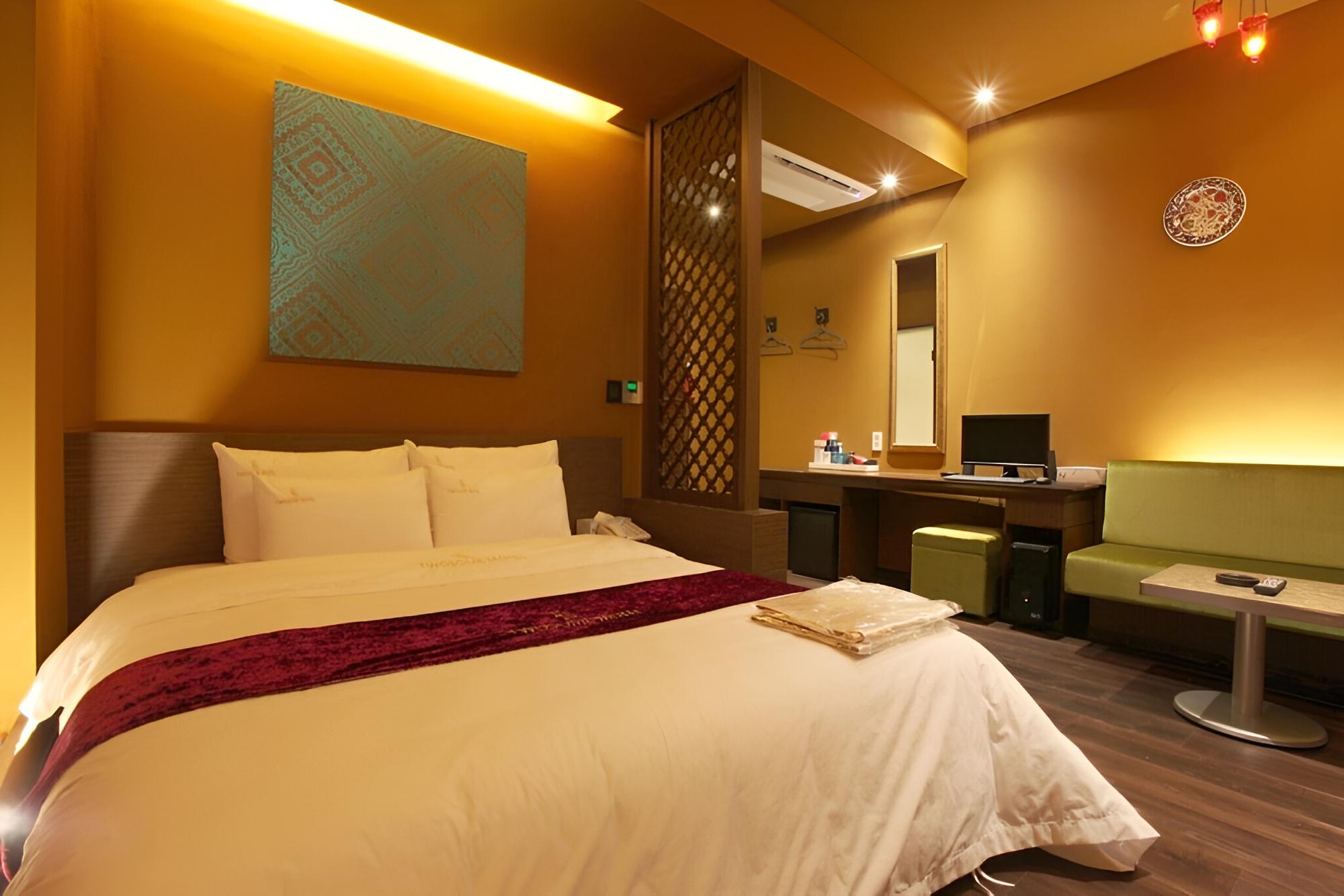 Room (Standard Room C) - Photo 14