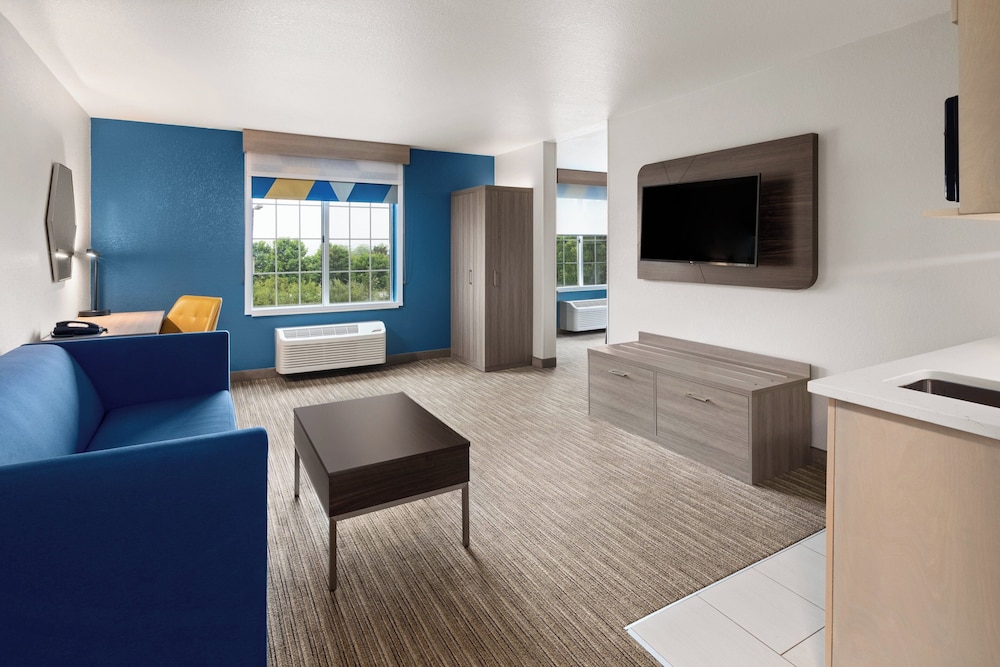 Suite, 1 King Bed - Photo 2
