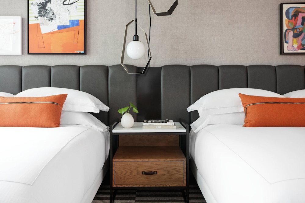 Premium Room, 2 Queen Beds, Roll-in Shower (Mobility) - Photo 4