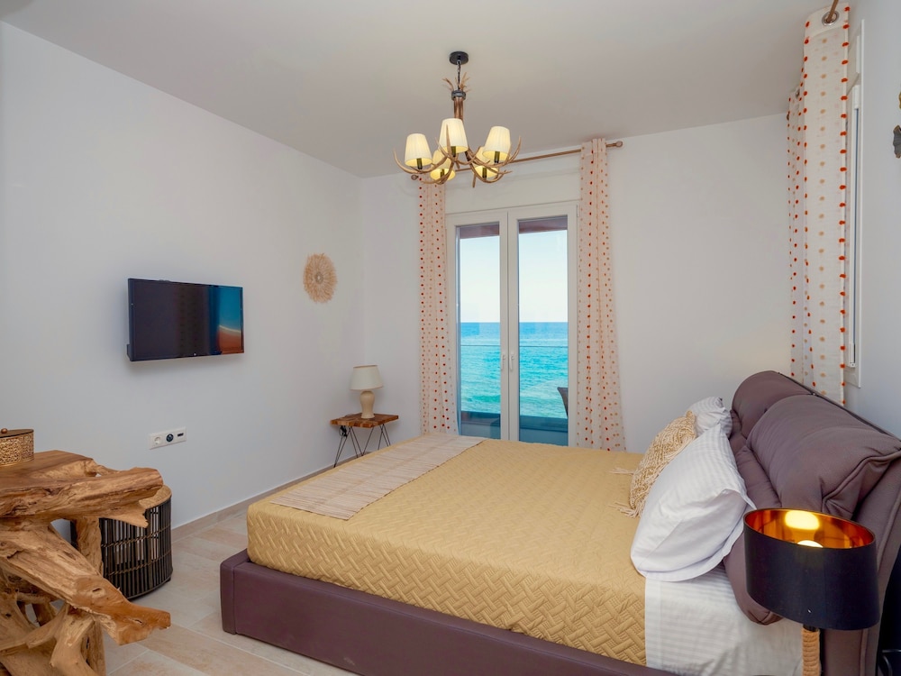 Exclusive Villa, 4 Bedrooms, Private Pool, Beachfront