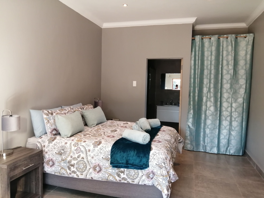 Standard Room (Mountain Zebra)