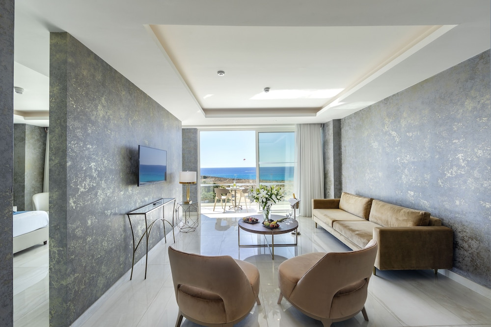 Deluxe Suite, 1 Bedroom, Balcony, Beach View (Front Sea View) photo 2