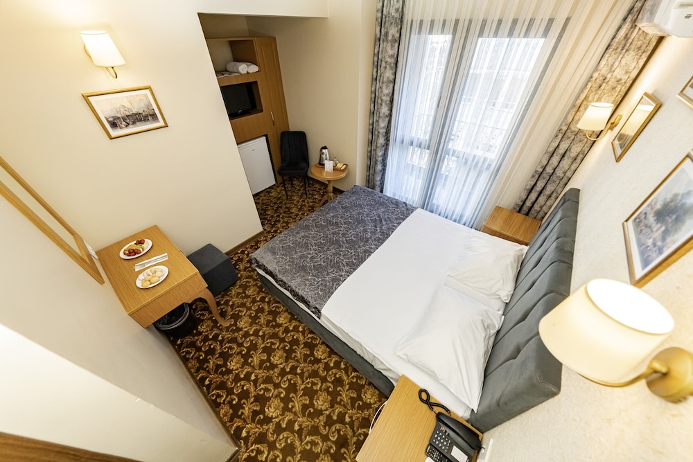 Standard Room with City View and French Balcony - Single photo 1
