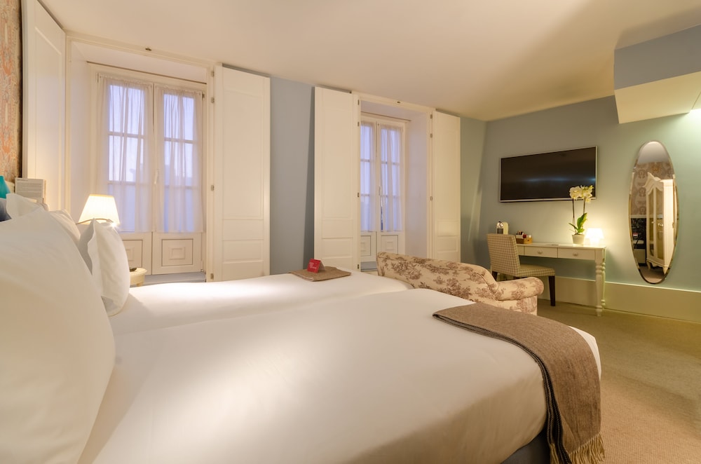 Superior Double or Twin Room, City View thumbnail 5