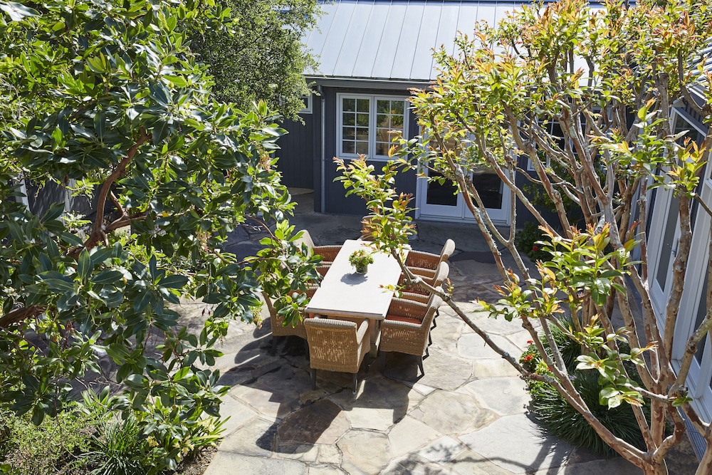 Courtyard Home 1 King 2 Doubles Hot Tub photo 2