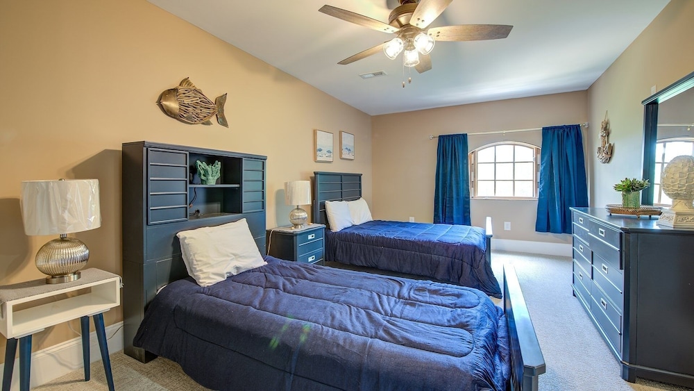 House, 6 Bedrooms photo 3