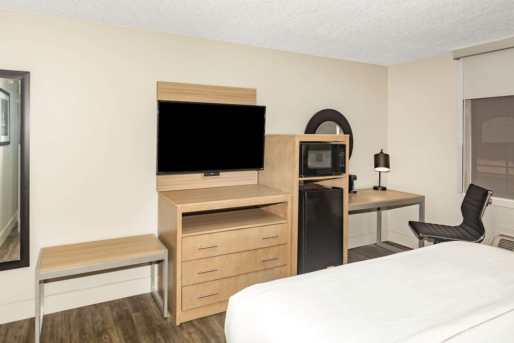 3 Queen Beds, 2 Bedroom Suite, Non-Smoking - Photo 3