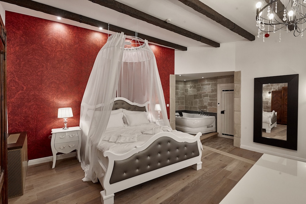 Grand Suite, 1 King Bed, Non Smoking, Jetted Tub