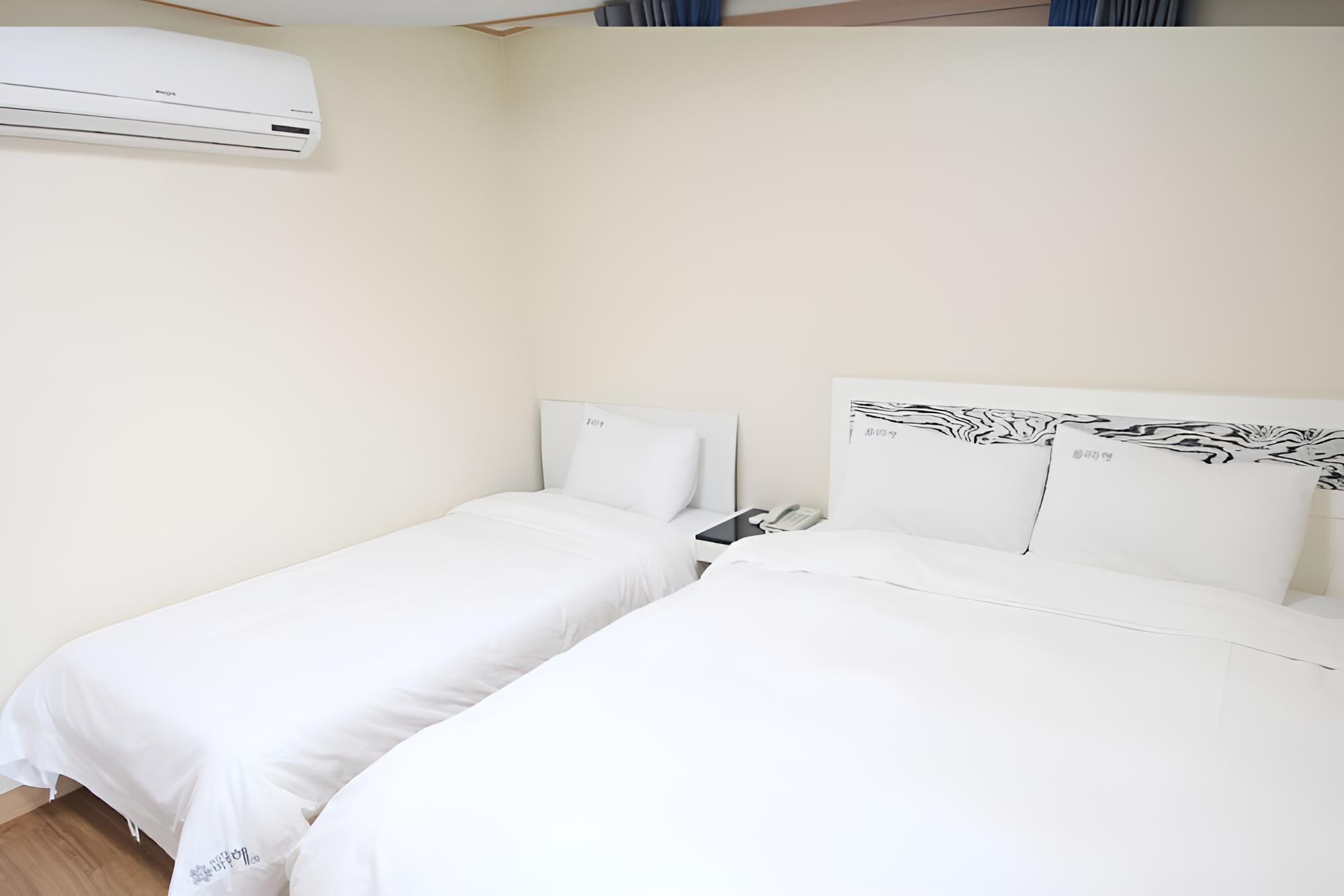 Room (Twin Room (Double+Single)) - Photo 2