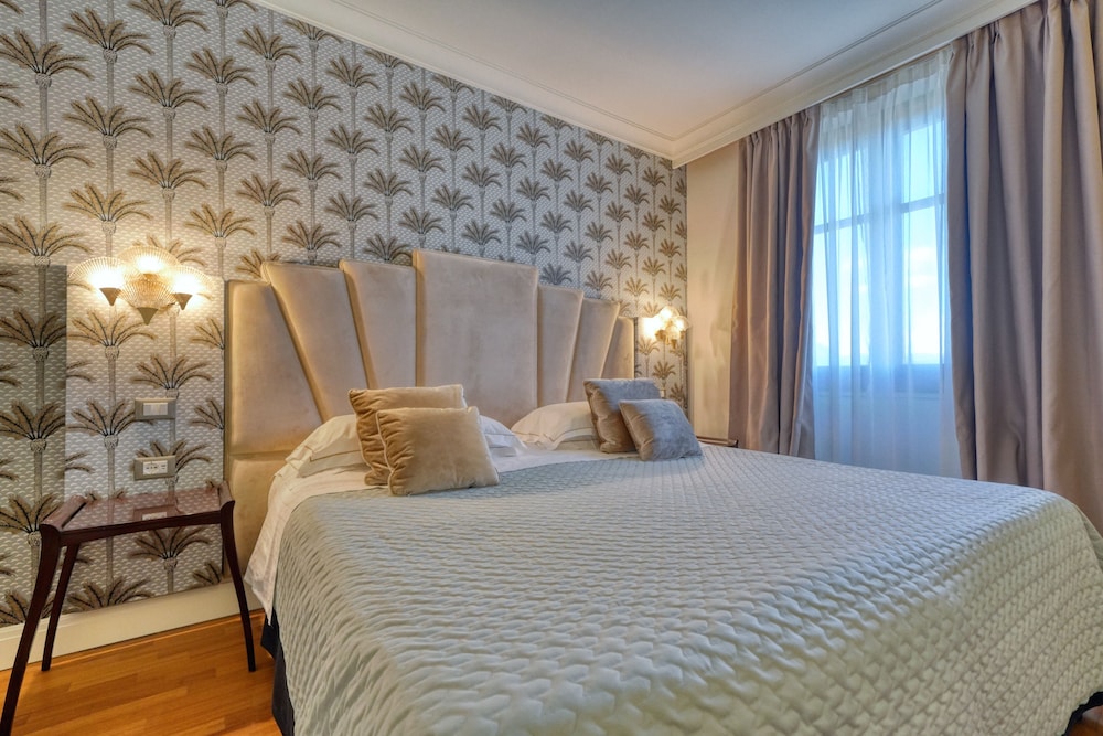 Executive Suite, 3 Bedrooms, Terrace, Lake View - Photo 7