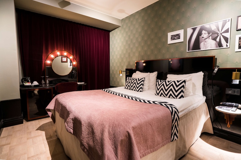 Deluxe Double Room thumbnail 5