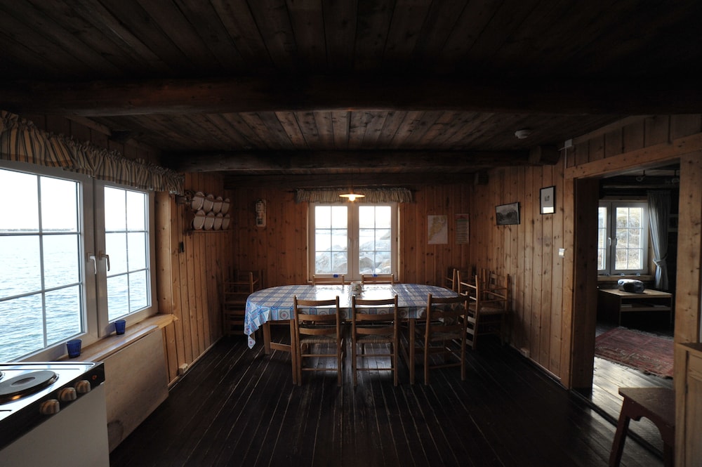 2-bedroom Comfort rorbu cabin photo 2