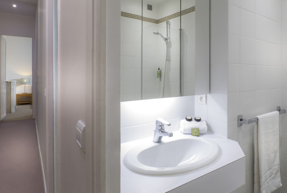 Classic Apartment, 2 Bedrooms, 2 Bathrooms photo 2