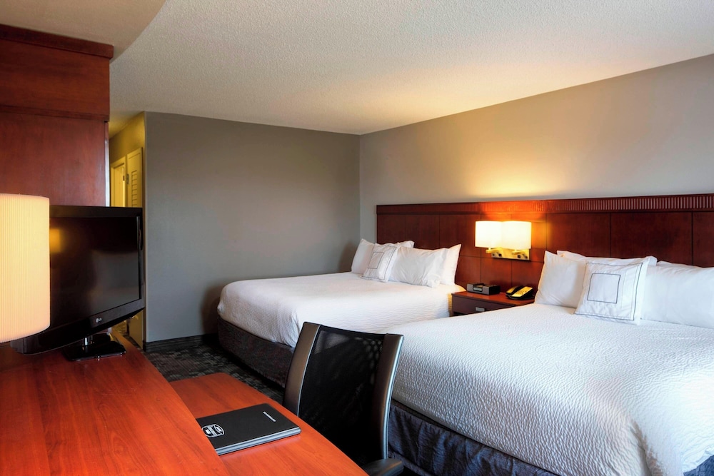 Room, 2 Queen Beds (Mobility/Hearing Accessible, Tub) photo 2