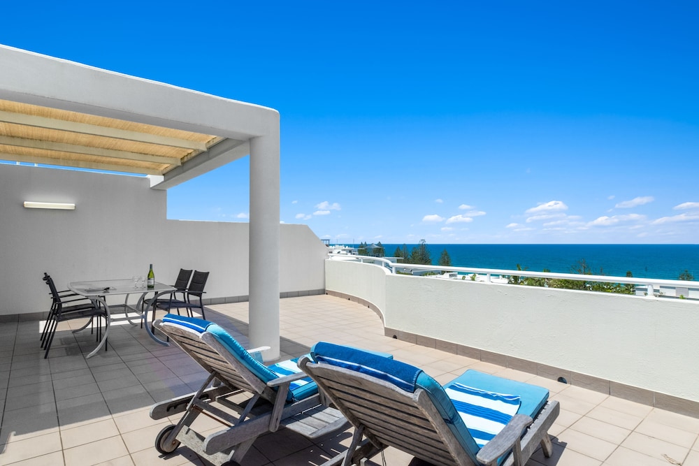 1 Bedroom, Panoramic Ocean view, Top level Middle photo 3