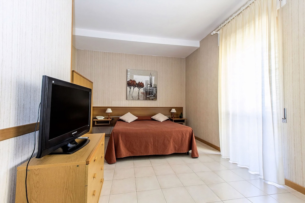 Double or Twin Room - Photo 6