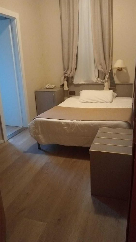 Economy Room, 1 Large Twin Bed photo 2