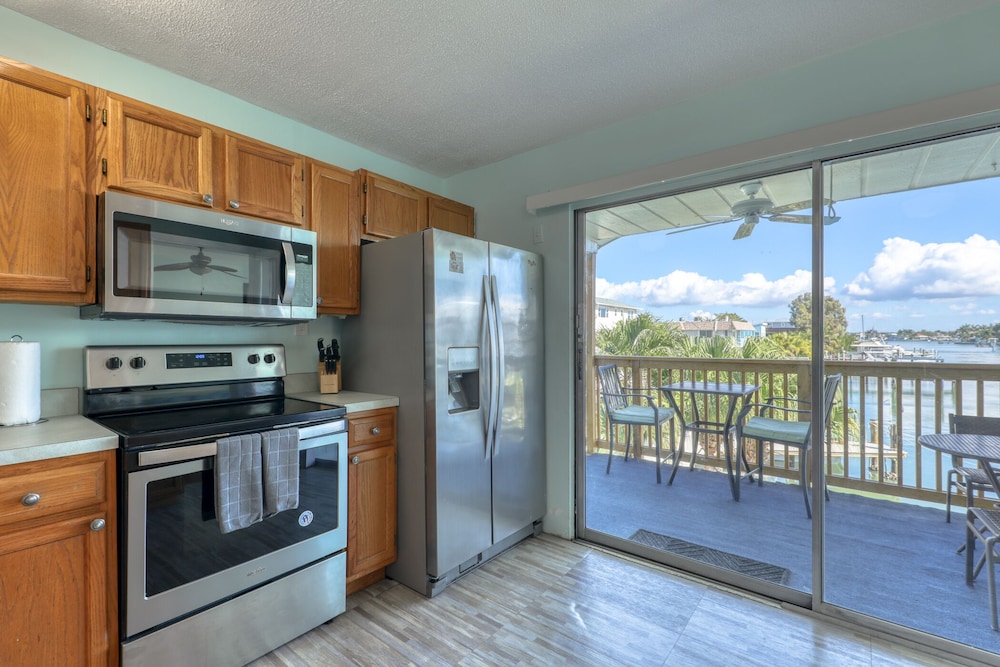 Upstairs Water Front 1 Bedroom Suite (No Pets) photo 3