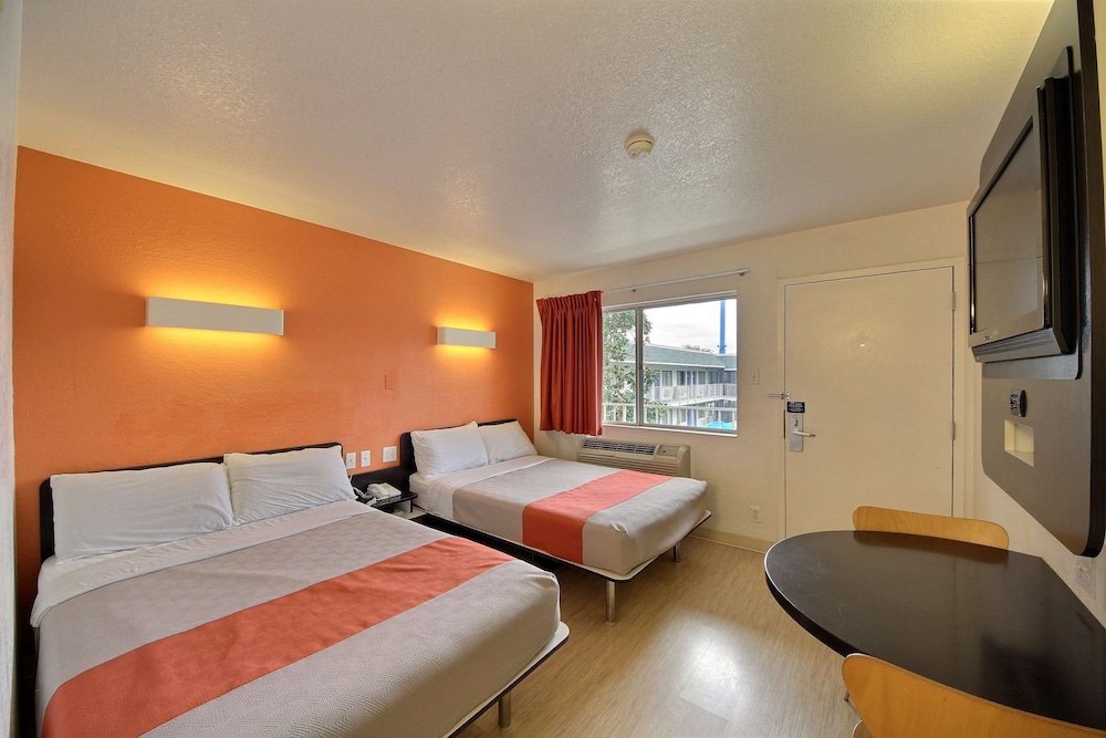 Standard Room, 2 Double Beds, Non Smoking photo 3