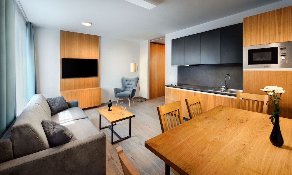 Standard Apartment, 1 Queen Bed (4)