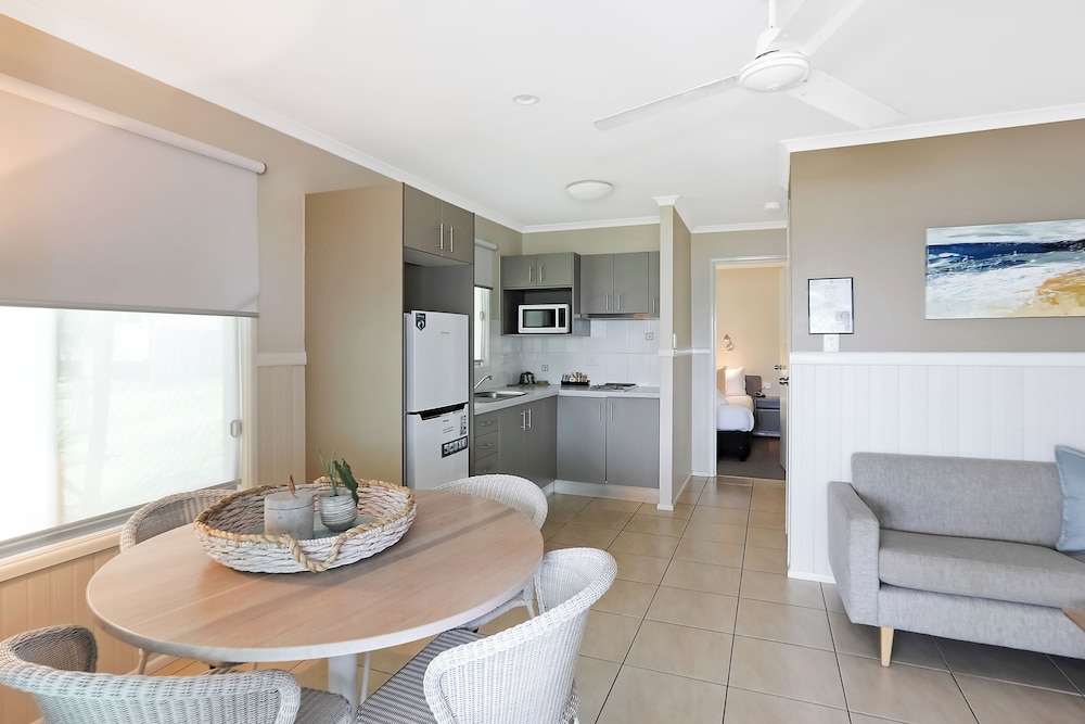 Deluxe Cabin - Sleeps 4 - Dog Friendly photo 3