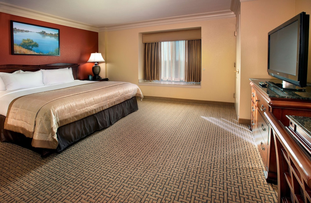 Suite, 1 King Bed, Accessible, Bathtub (2 Room Suite) - Photo 2
