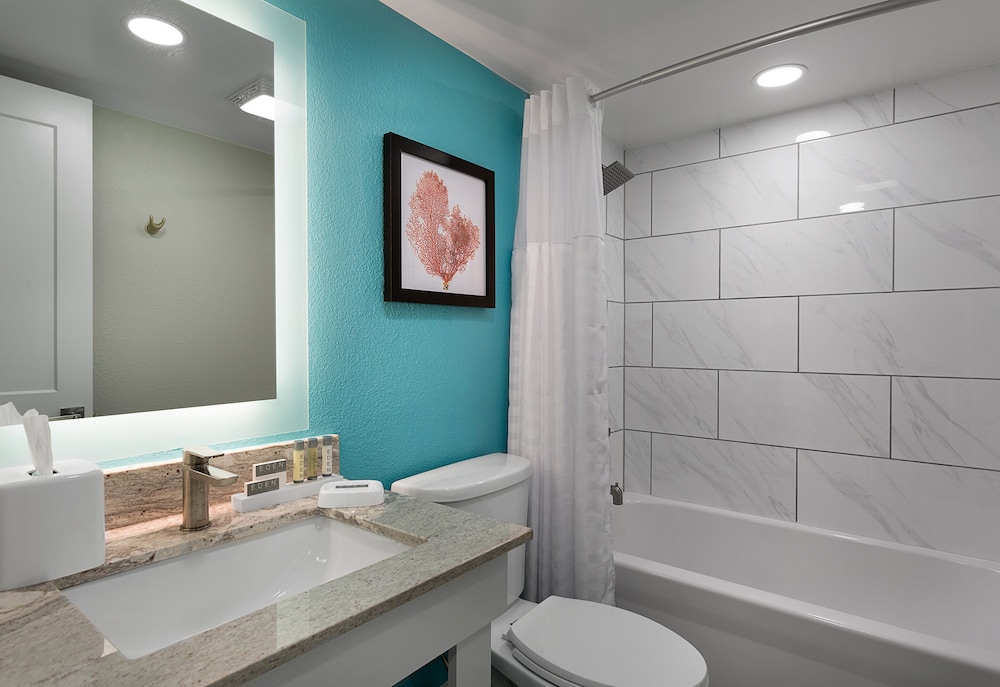 Oceanfront Three Bedroom Condo - Photo 10