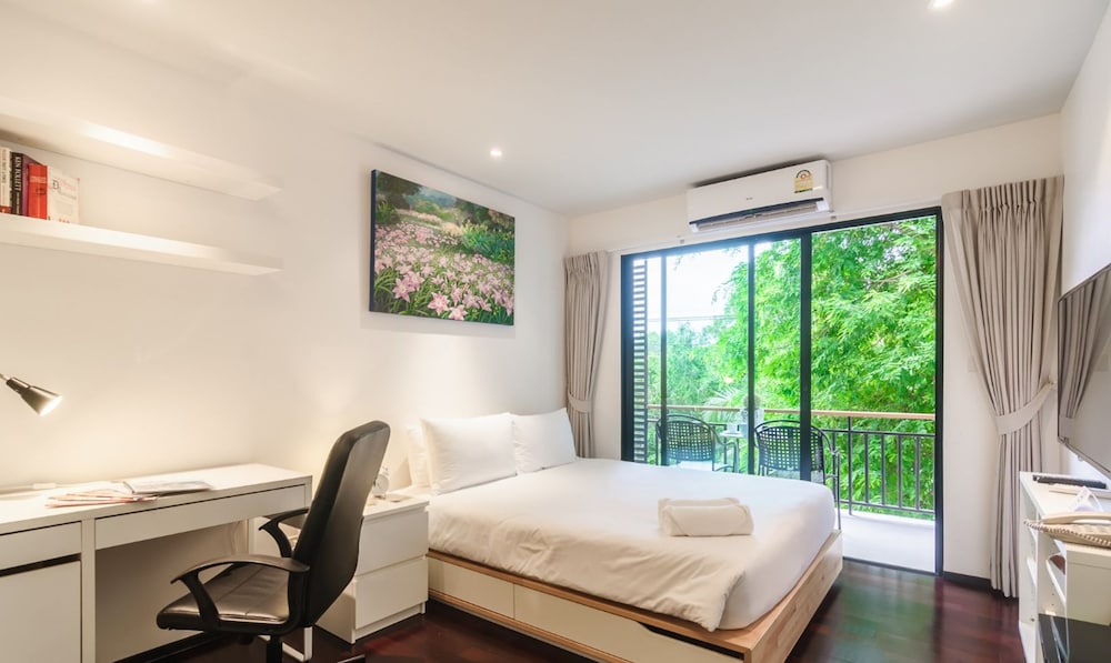 Superior Room, Non Smoking, Refrigerator & Microwave