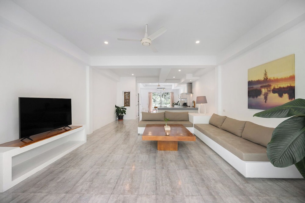 Deluxe Duplex, Pool Access