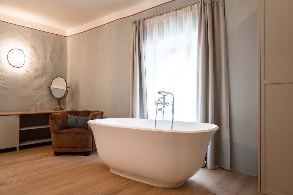 Design Double Room, Bathtub photo 1