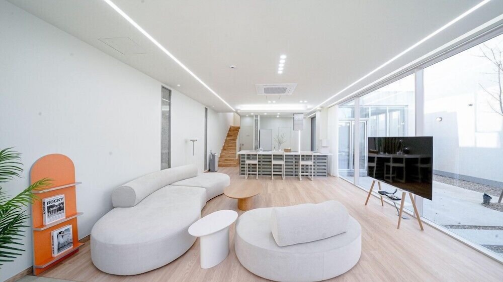 Room (Room 11)