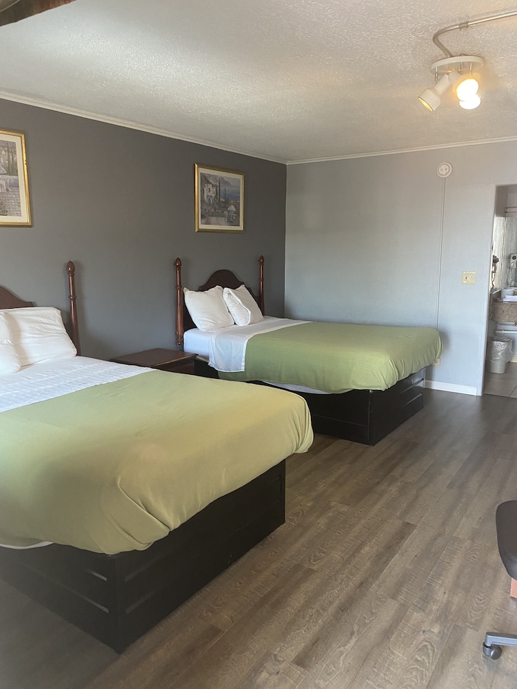 Basic Double or Twin Room, 2 Double Beds, Smoking photo 1
