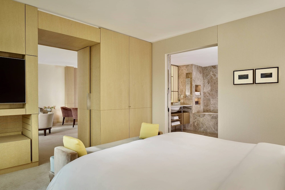 Signature Suite, 1 King Bed photo 2