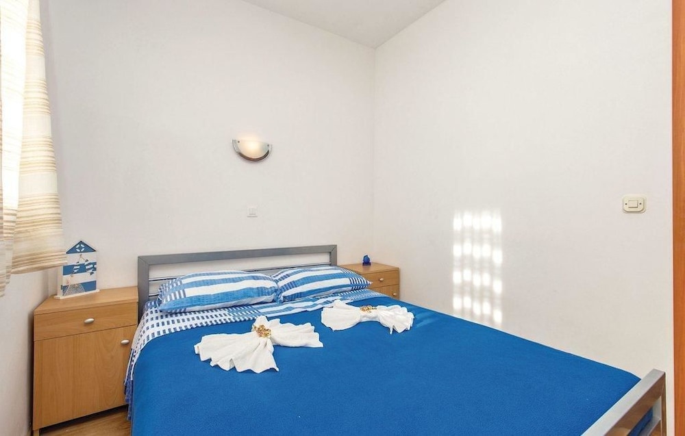 House, 2 Bedrooms photo 2