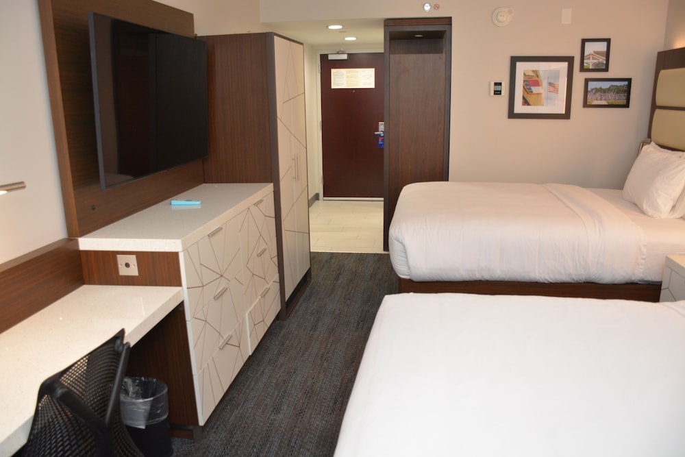 Room, 2 Queen Beds - Photo 3